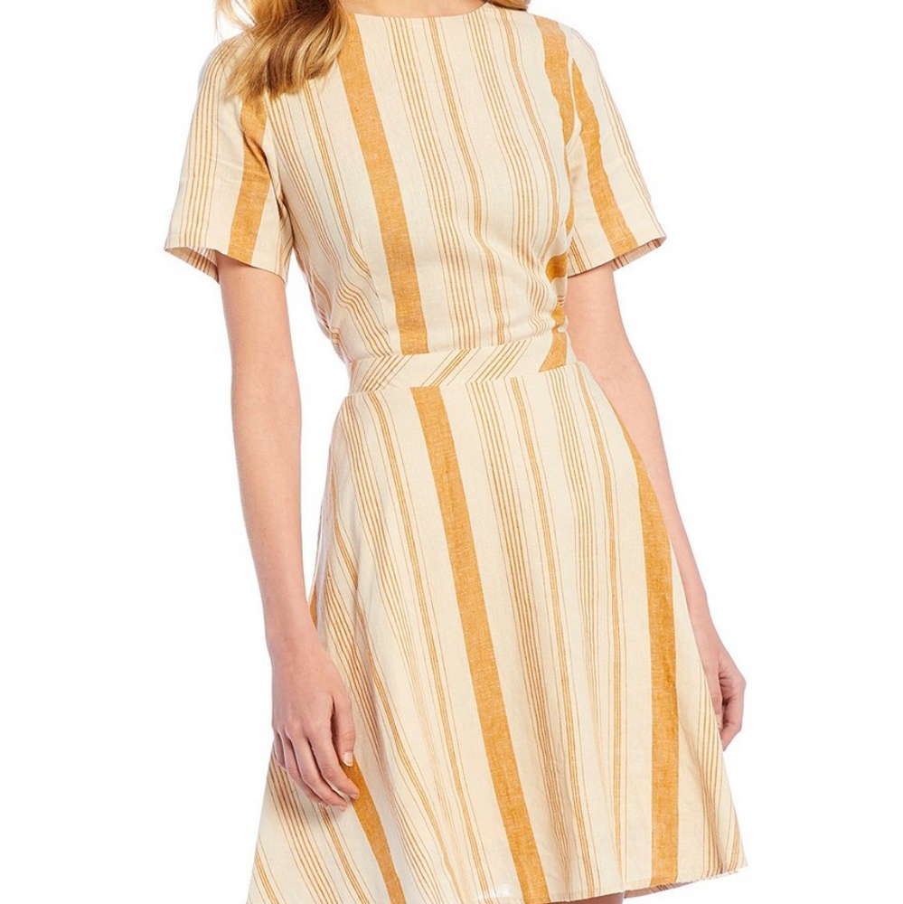 A Loves A Short Sleeve Dress